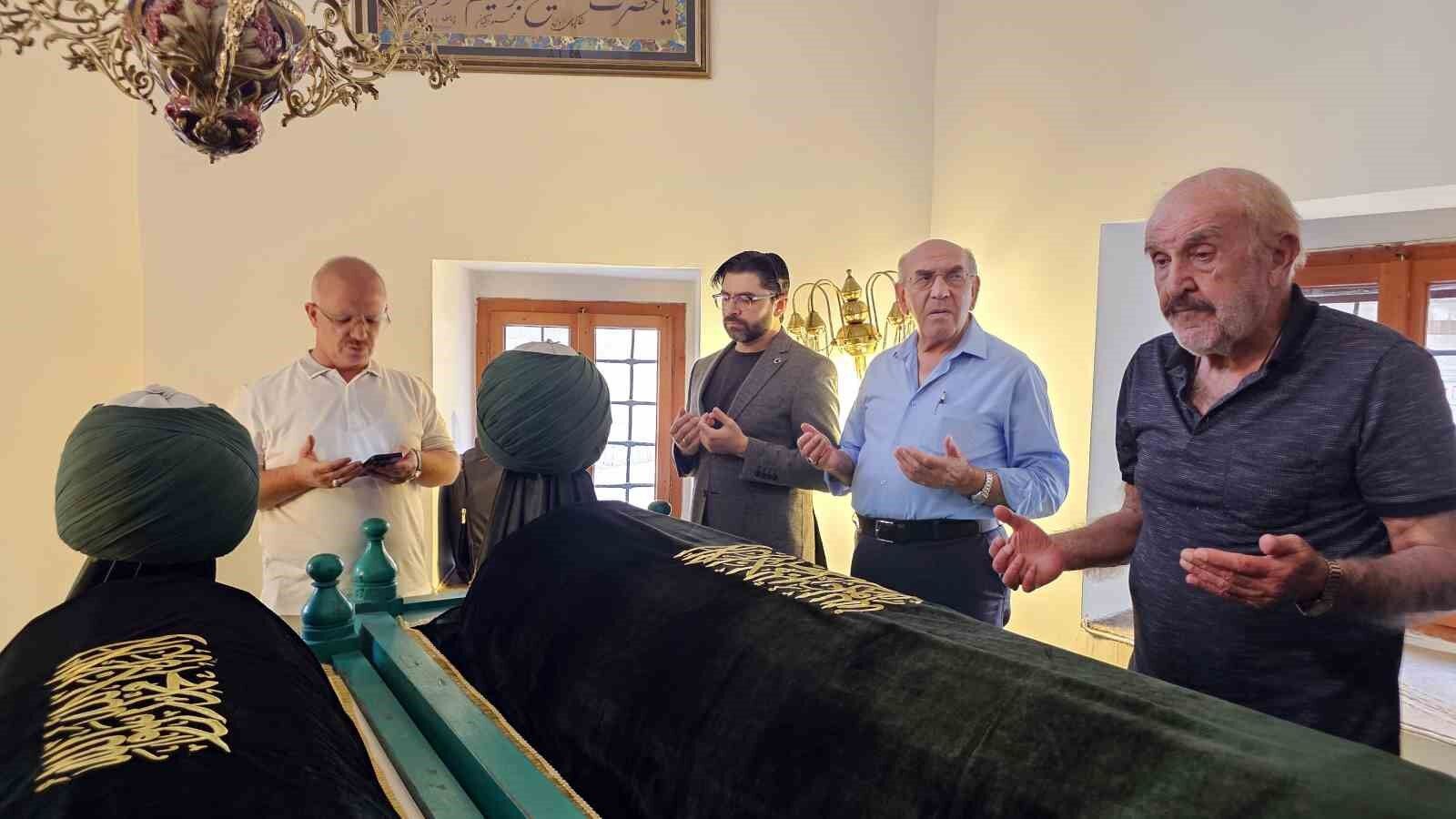 Şeyh İbrahim Tennuri Türbesi'nin puşide ve destarları yenilendi