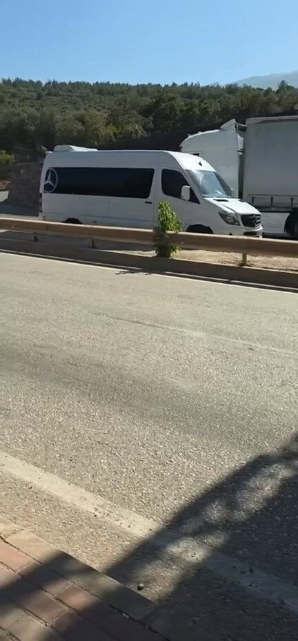 Ters şeride giren servis minibüsü tehlike saçtı