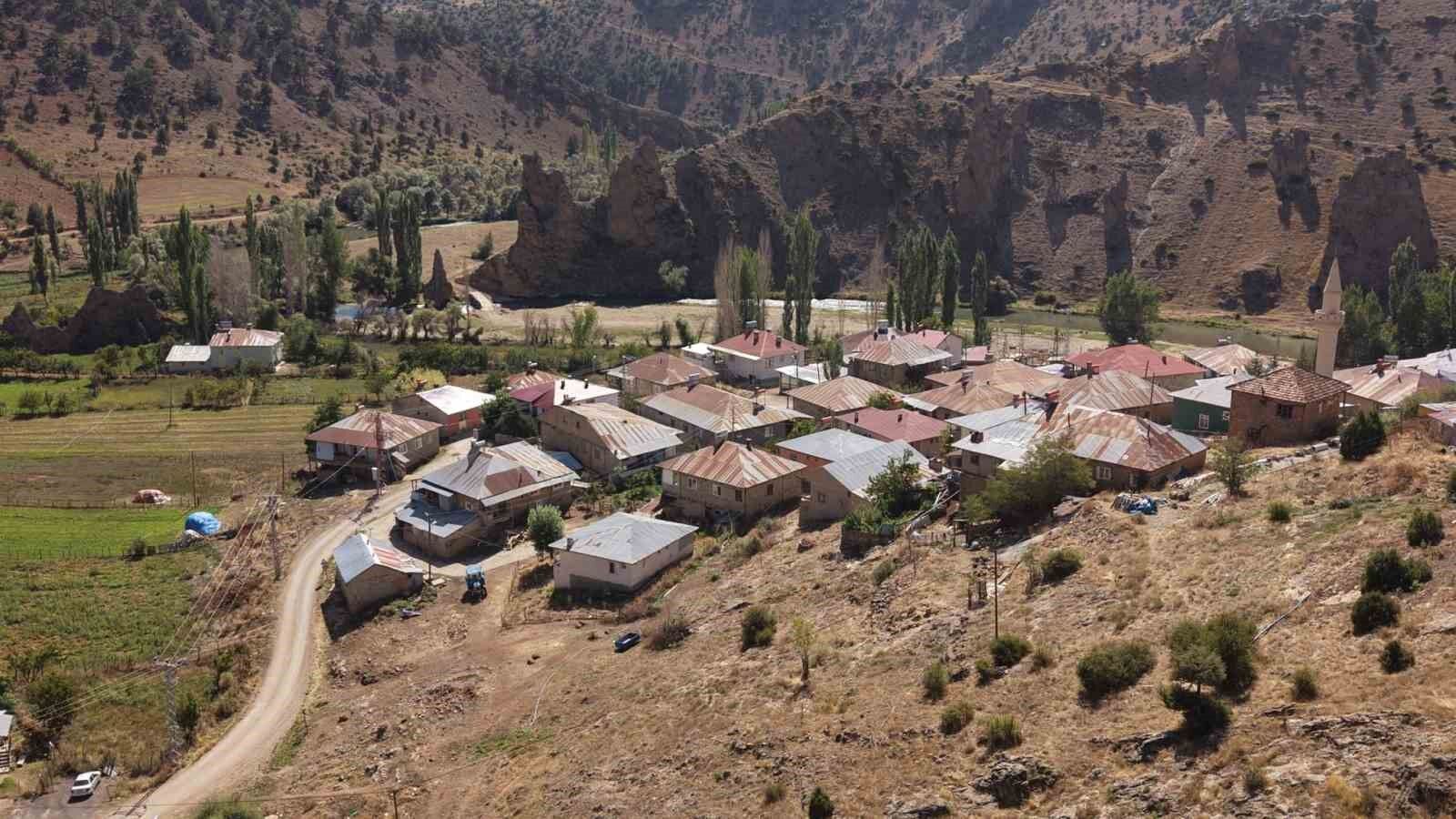 Tufanbeyli'de kayalıkların arasında tarih ve doğa izleri