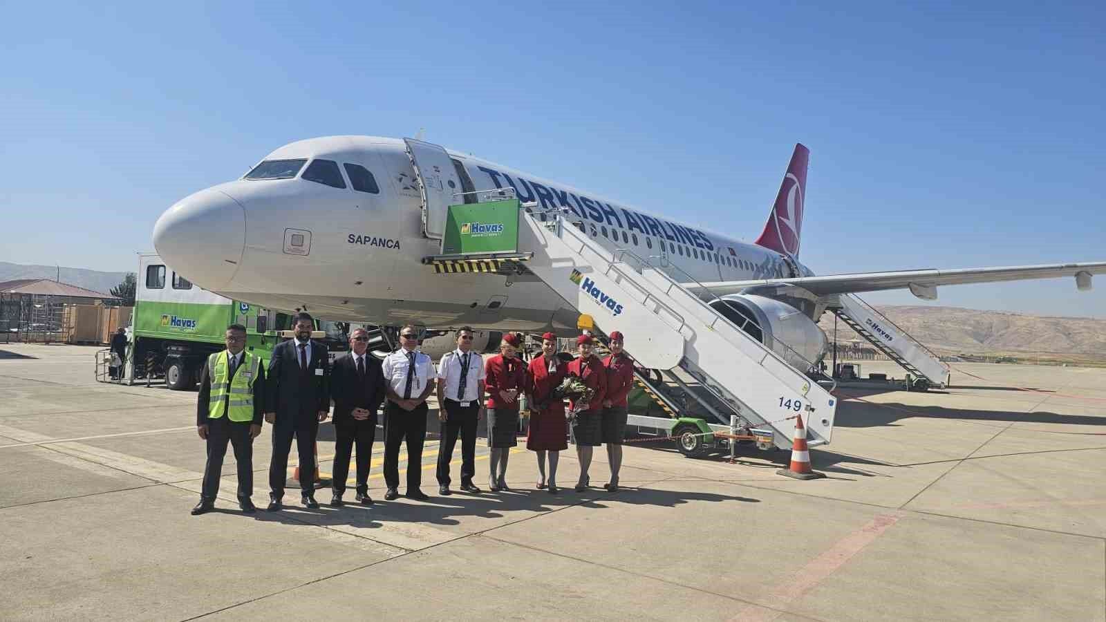 Yenilenen Siirt Havalimanı'na ilk yolcu uçağı indi