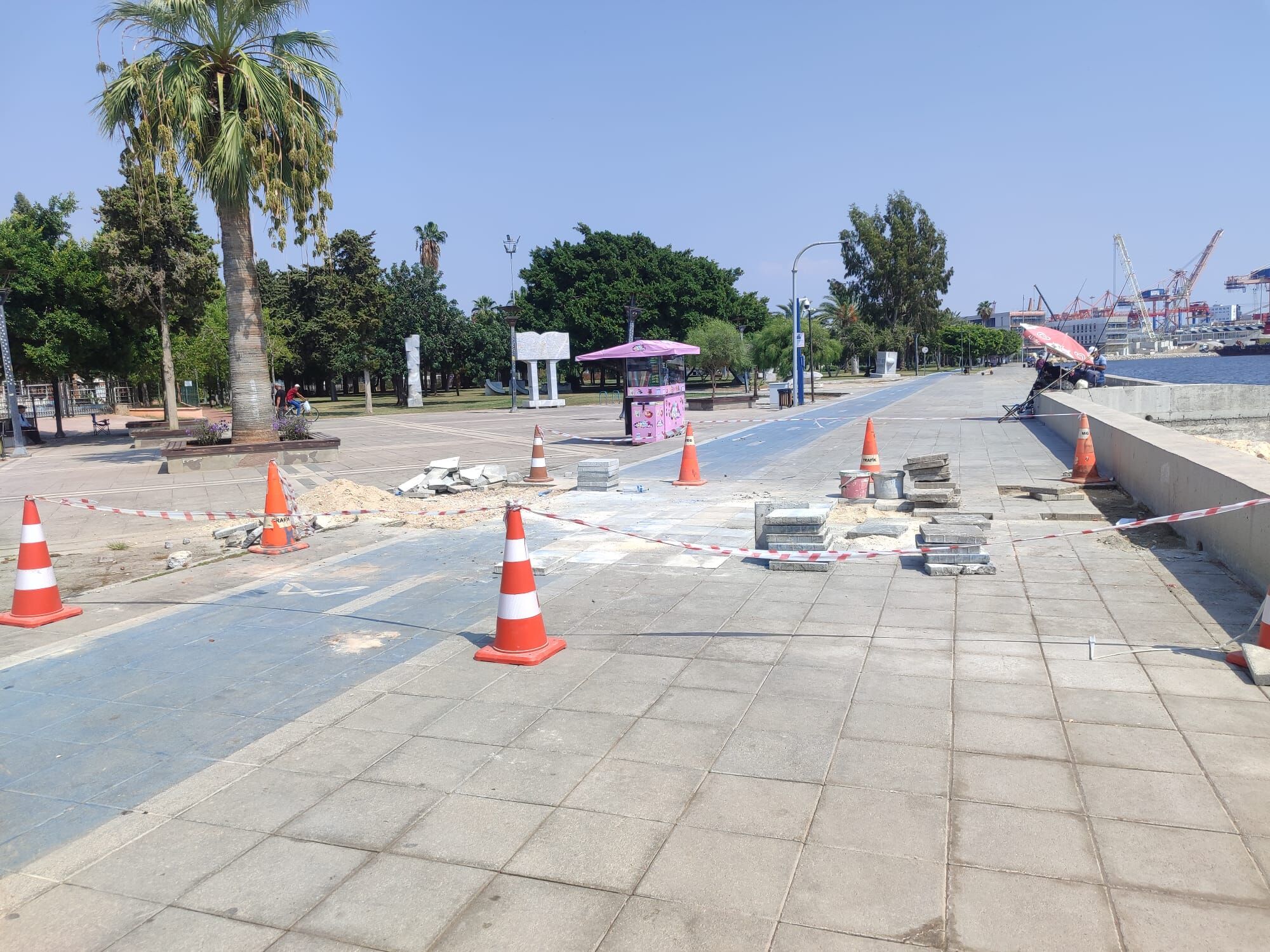 Mersin Büyükşehir Belediyesi, çarşı sahilinde parke onarım çalışmalarına başladı