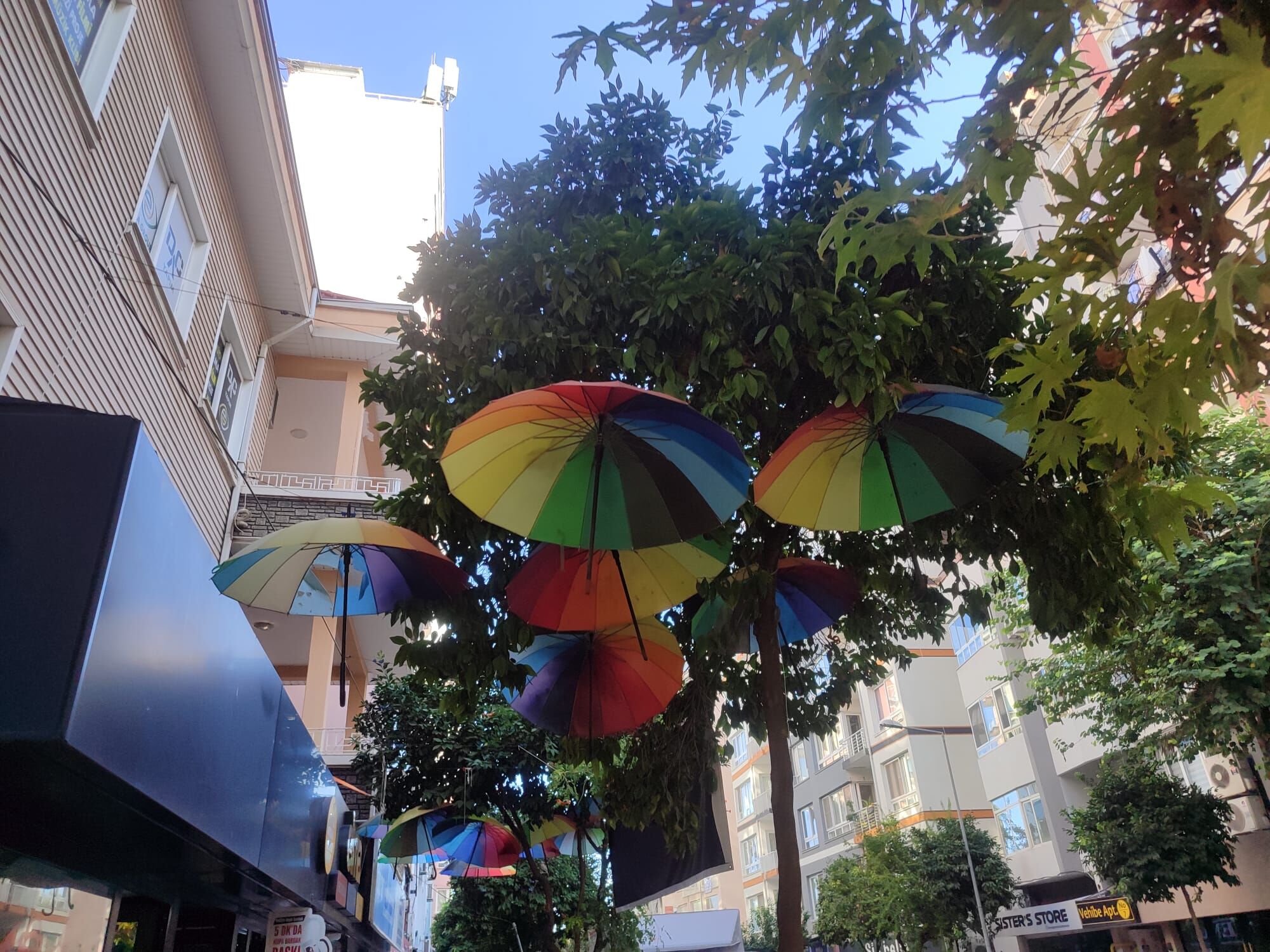 Mersin sokakları gökkuşağı renklerinde şemsiyelerle süslendi