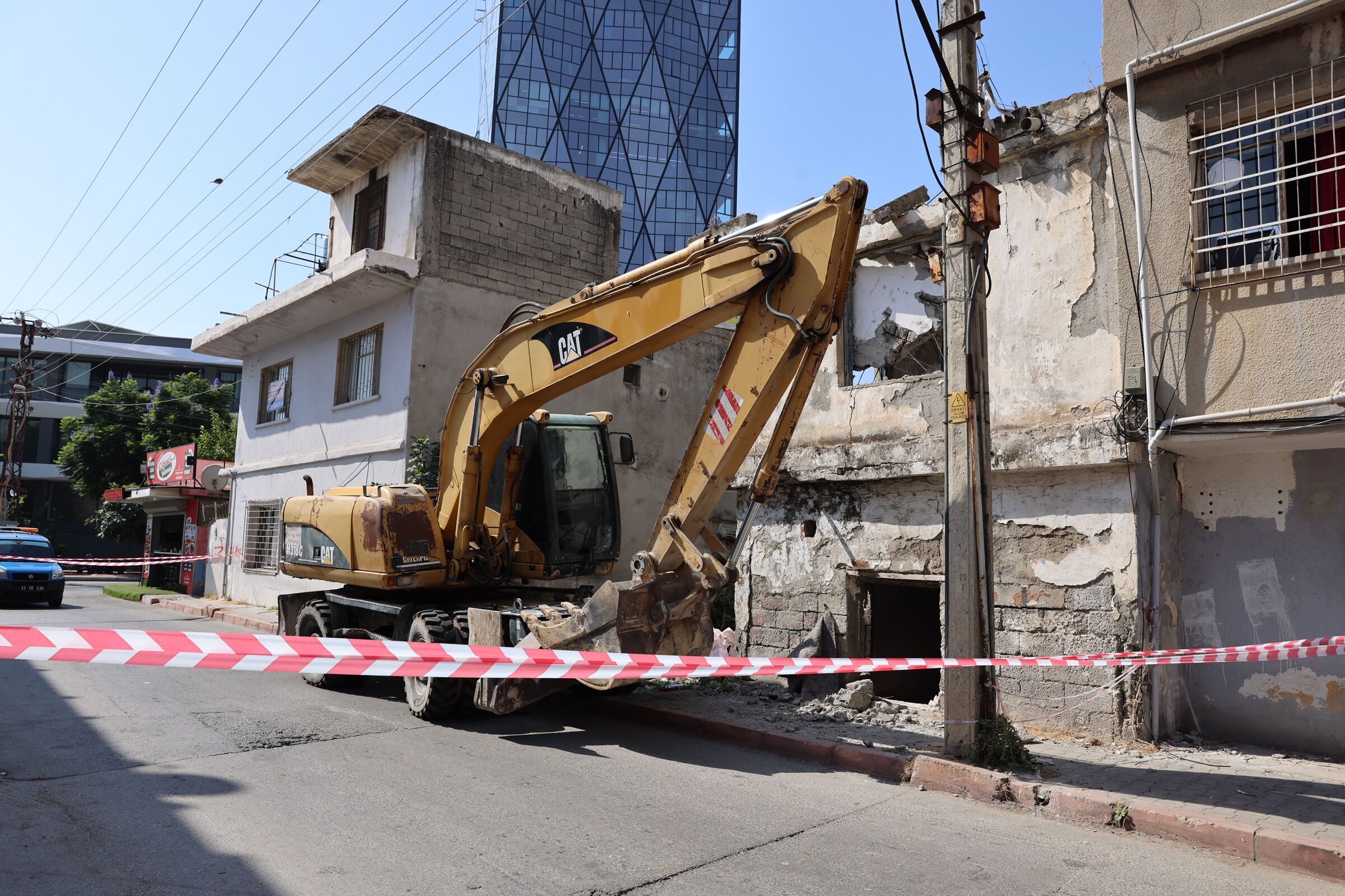 Toroslar, metruk yapılardan temizleniyor
