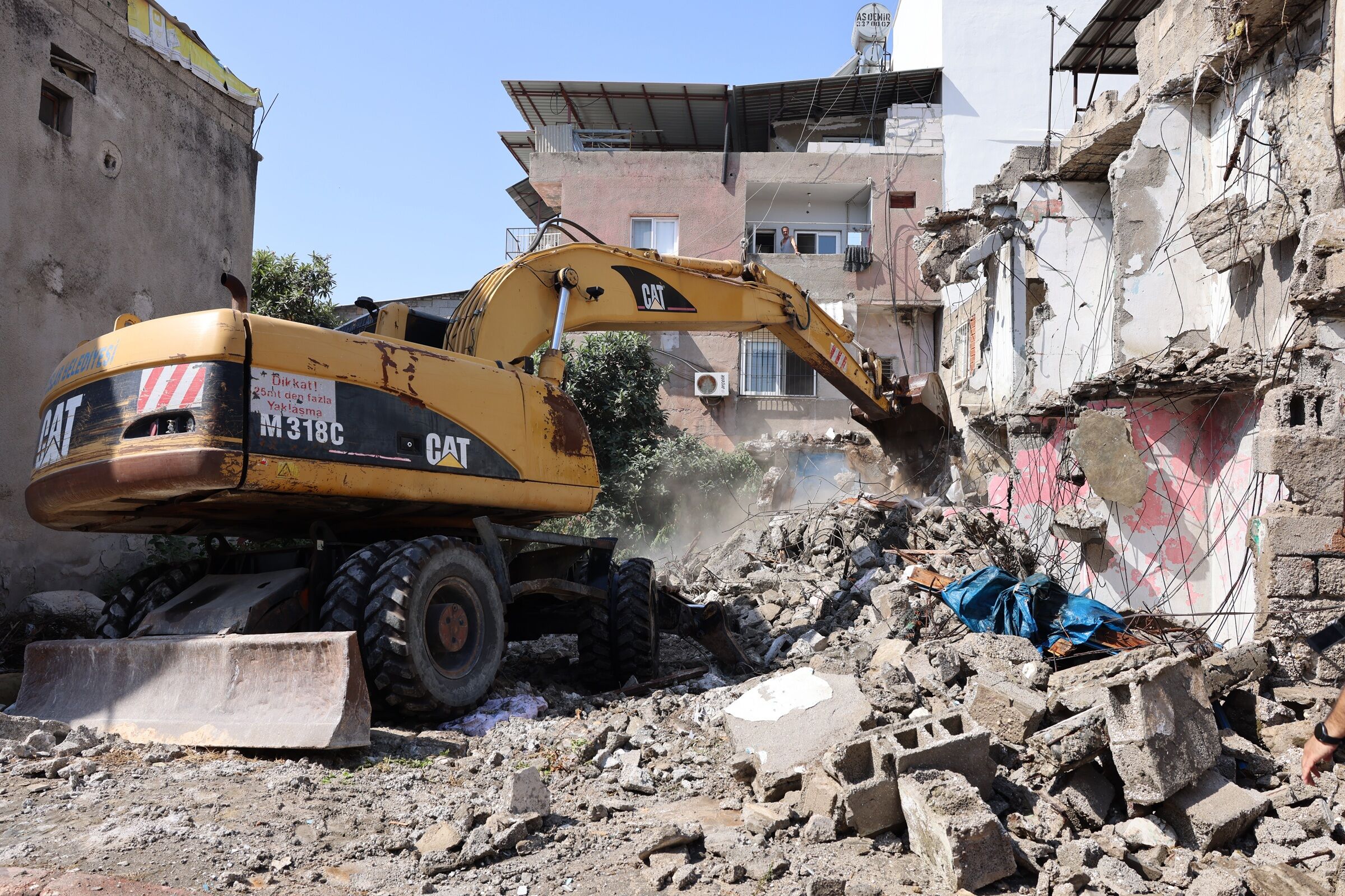 Toroslar’da Metruk Yapilar Temi̇zleni̇yor (5)