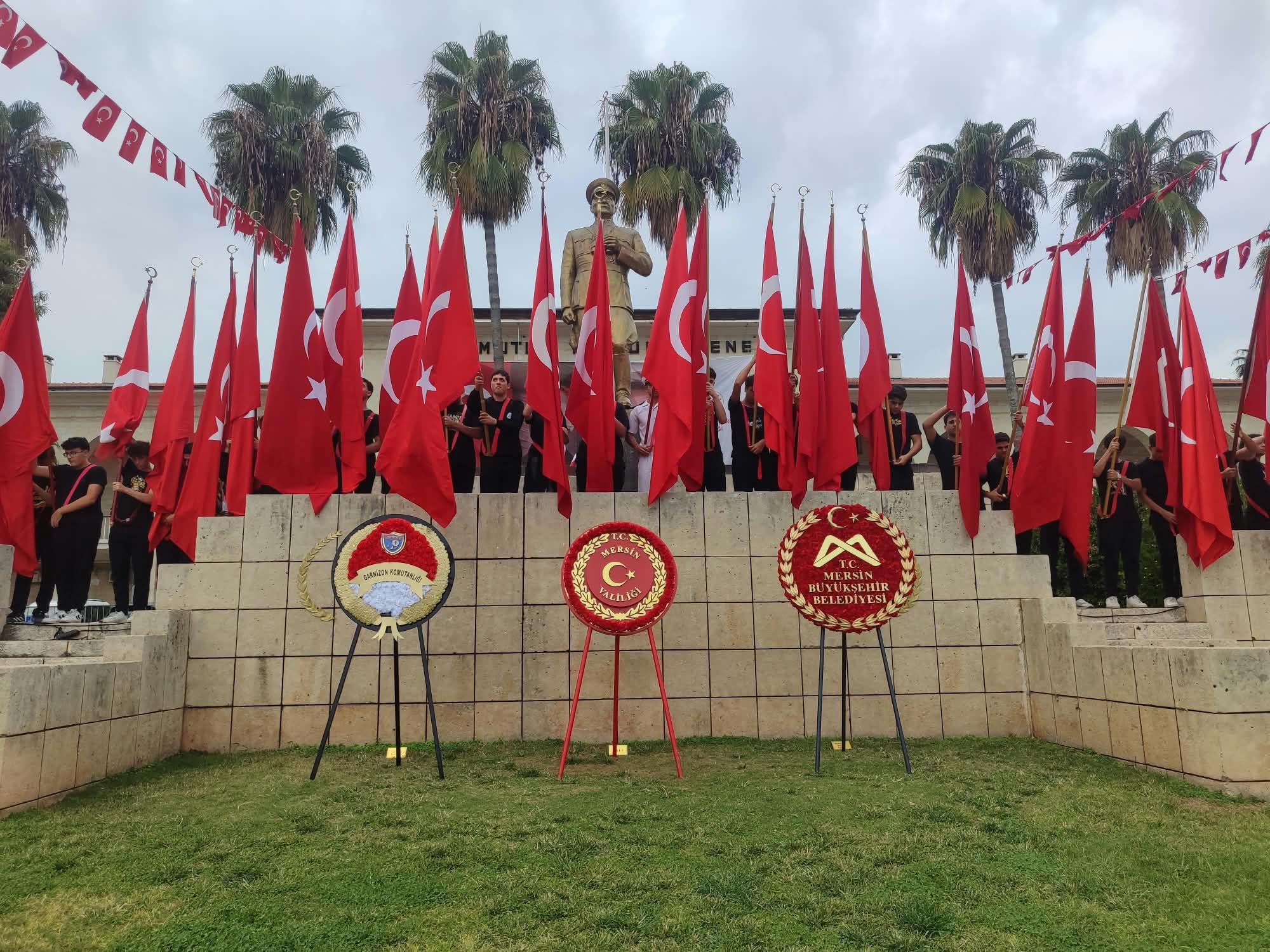 Mersin’de 29 Ekim Cumhuriyet Bayramı çelenk sunma töreni düzenlendi