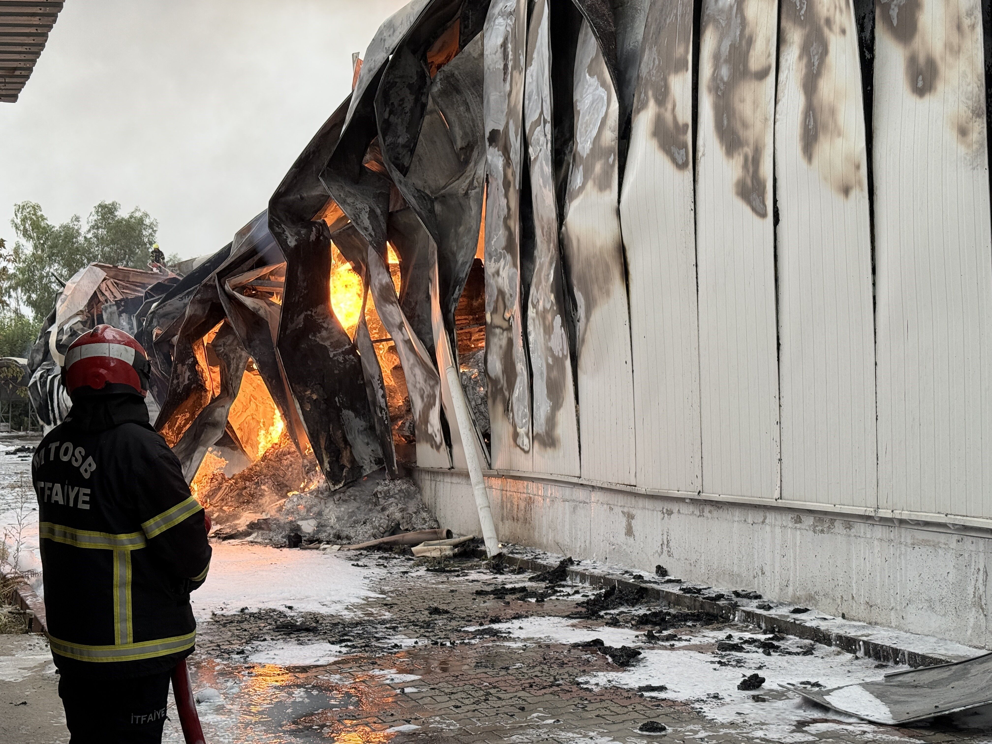 Mersin'de tütün ve makaron fabrikasının 3 deposunda yangın