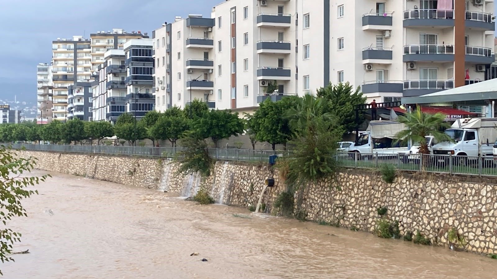 Mersin'de şiddetli yağış etkisini sürdürüyor