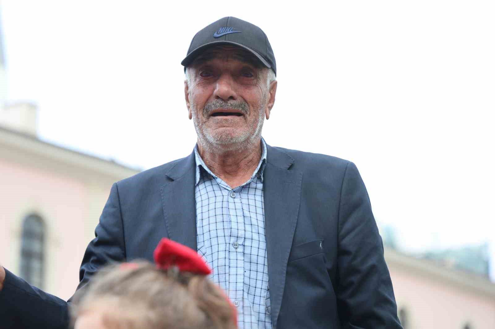 Anaokulu öğrencileri 'Ölürüm Türkiyem' şarkısını söyledi, yaşlı adam gözyaşı döktü