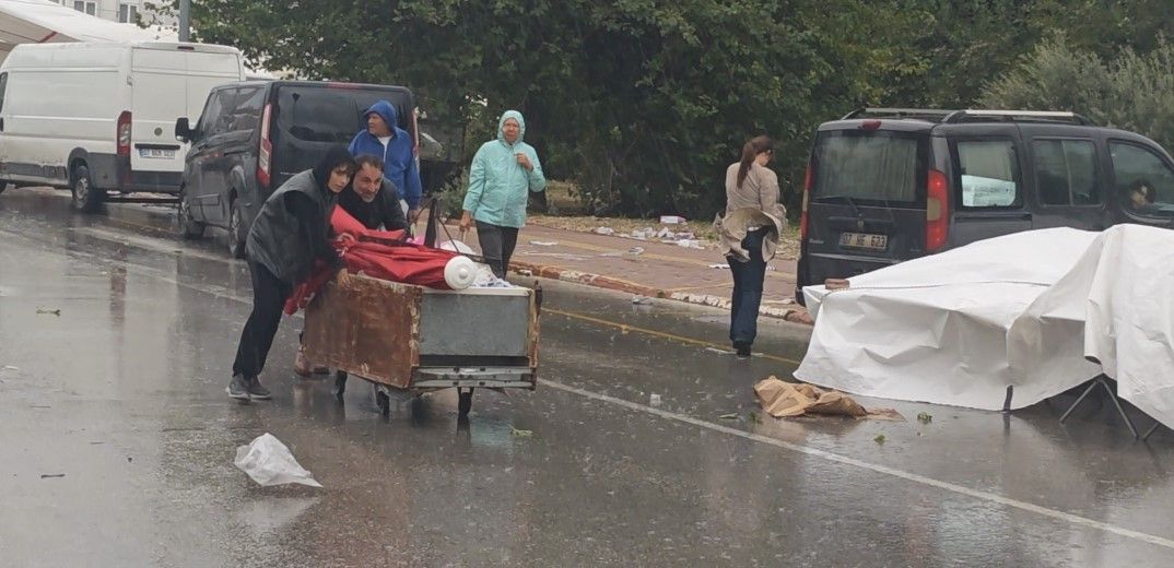 Antalya'da şiddetli rüzgar semt pazarını vurdu