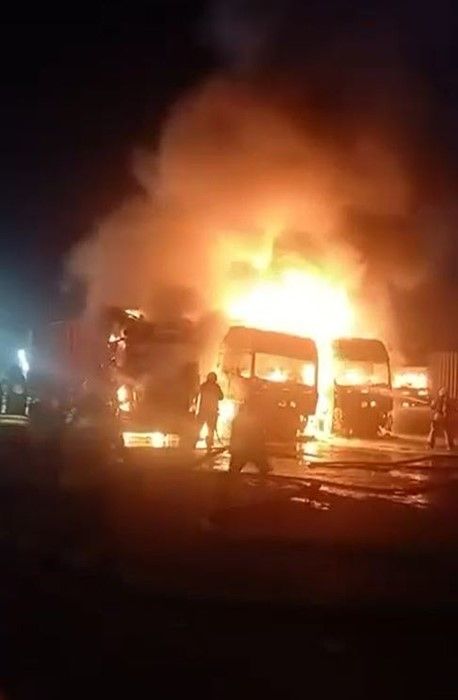 Beylikdüzü'nde tır garajı kundaklandı: 4 araç küle döndü