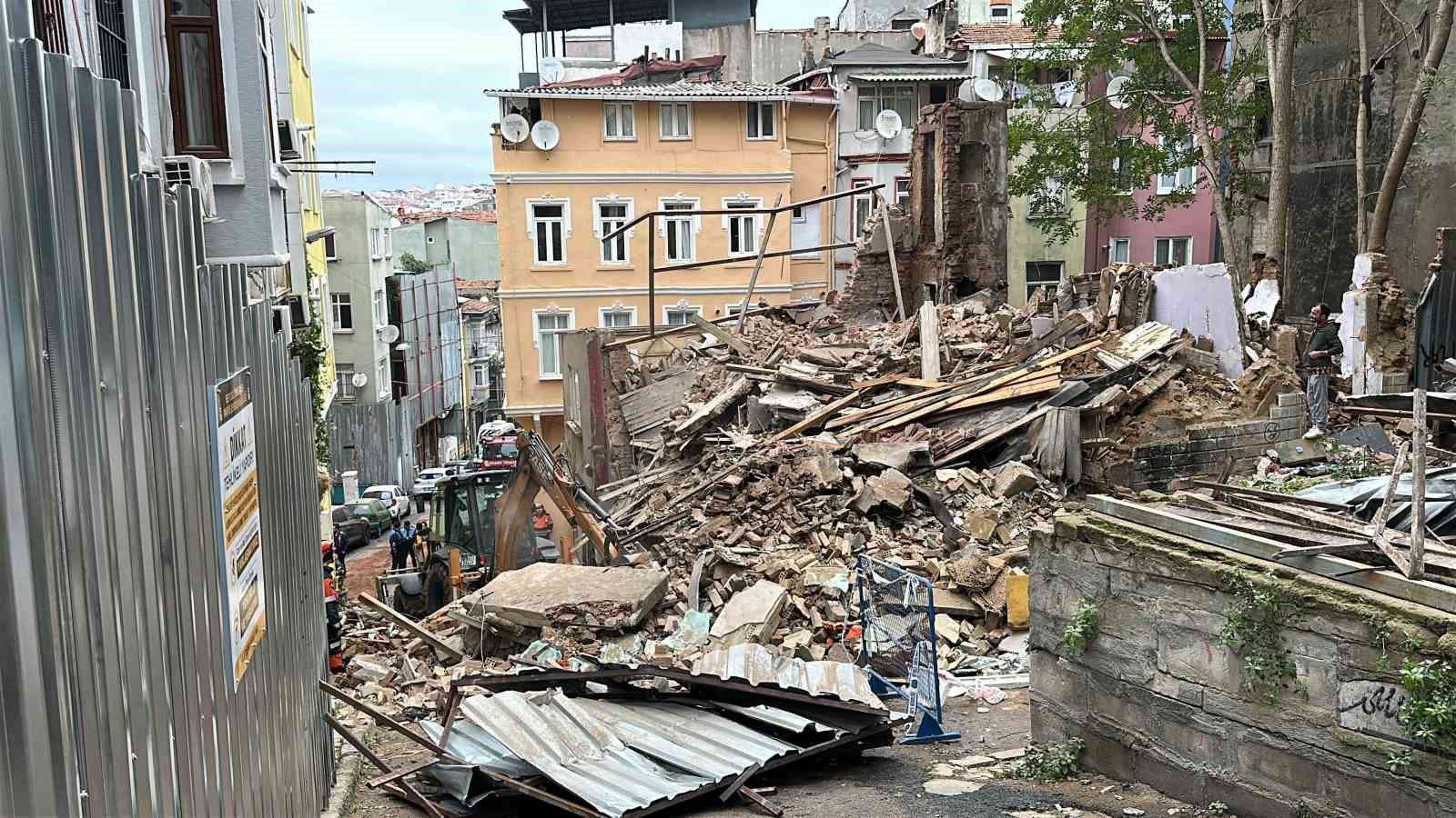 Beyoğlu'nda yerle bir olan bina havadan görüntülendi
