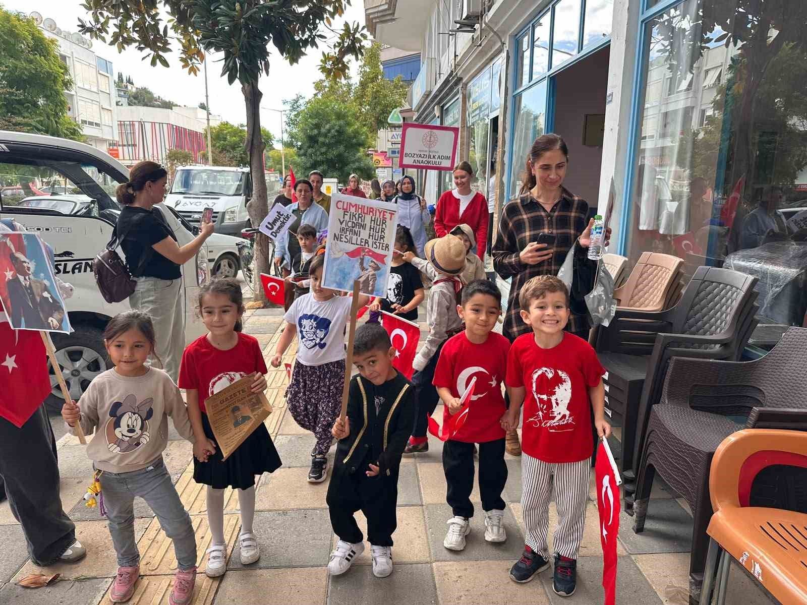 Bozyazı'da miniklerden cumhuriyet coşkusuna anlamlı yürüyüş
