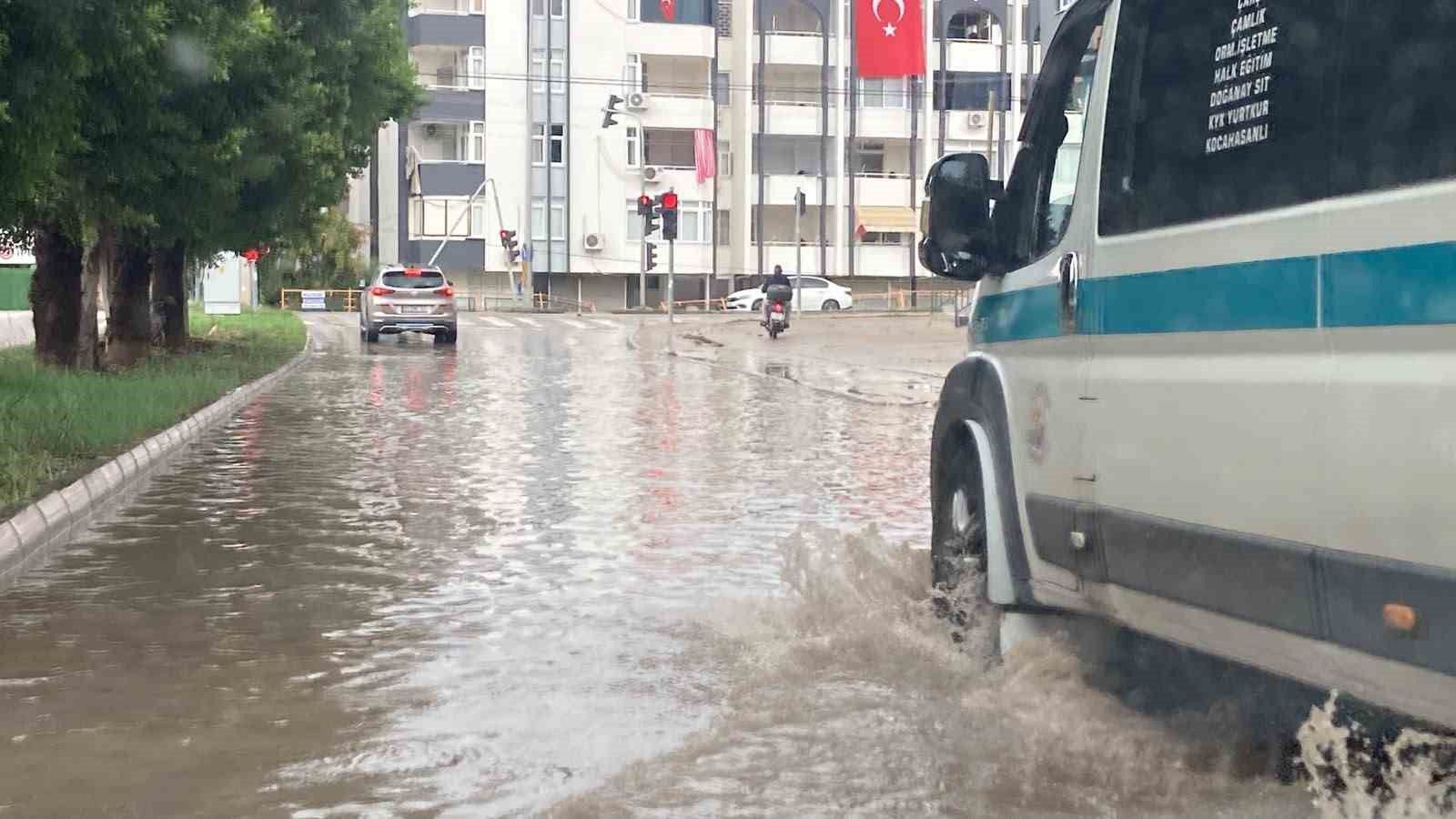 Erdemli 'de şiddetli yağış yol ve bahçeleri göle çevirdi, vatandaşları mağdur etti