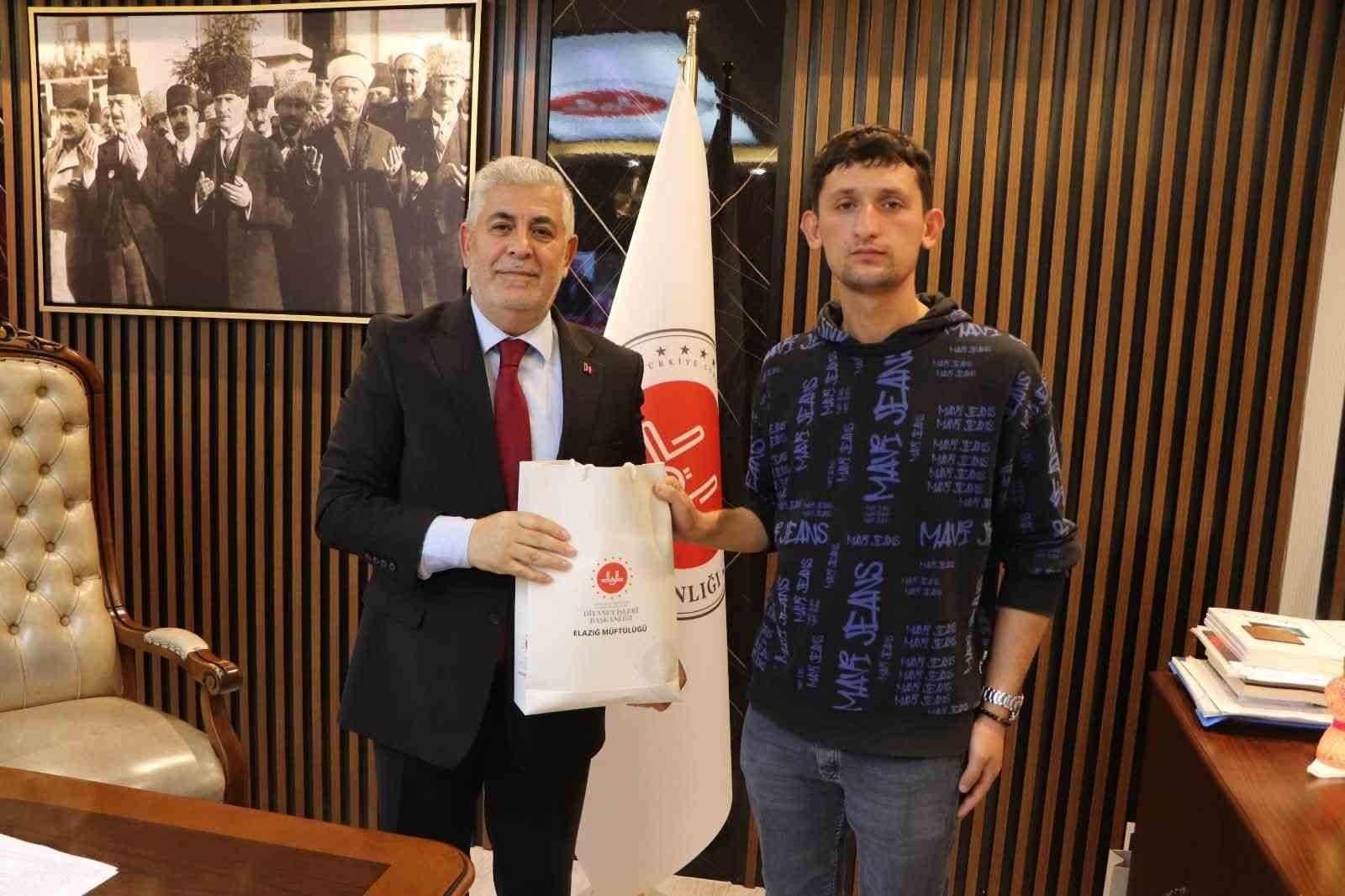 KPSS'ye girerken tezgahına bıraktığı not ile gündem olan simitçiye anlamlı kabul