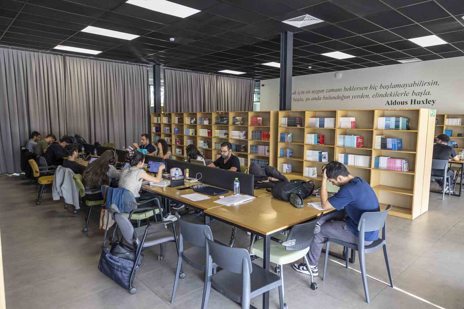 Mersin'de 17 okuma salonu öğrencilere hizmet veriyor