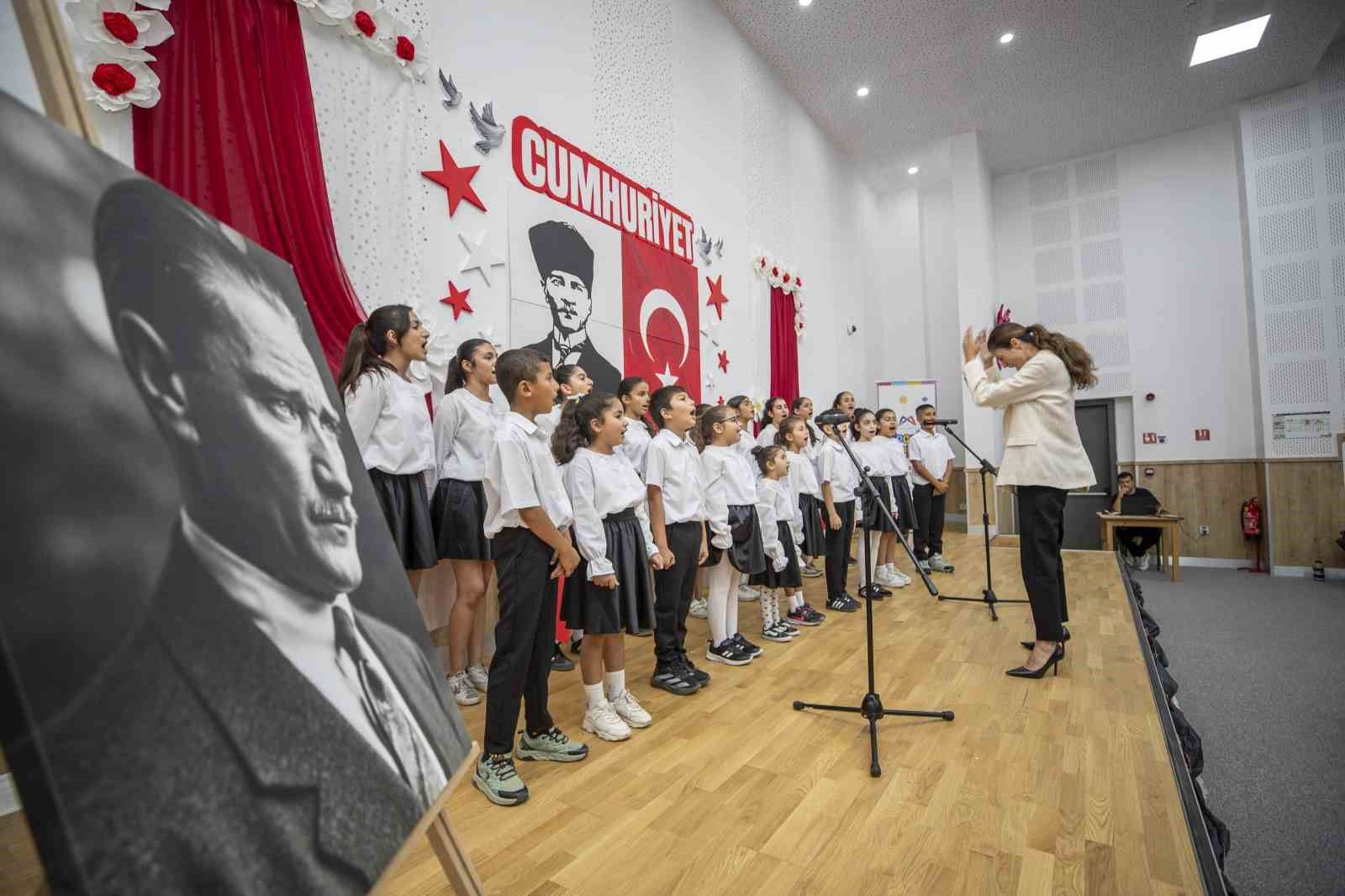 Mersin'de çocuklar Cumhuriyetin 103. yılını coşkuyla kutladı