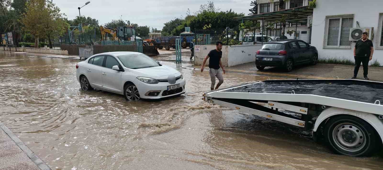 Mersin'de şiddetli yağış: İlçelerde yollar ve tarım alanları su altında kaldı