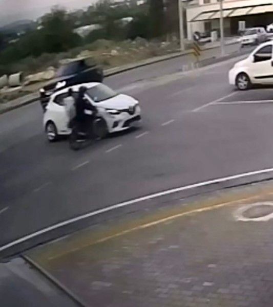 Otomobille çarpışan motosikletteki 2 kişi yaralandı, kaza kameraya yansıdı