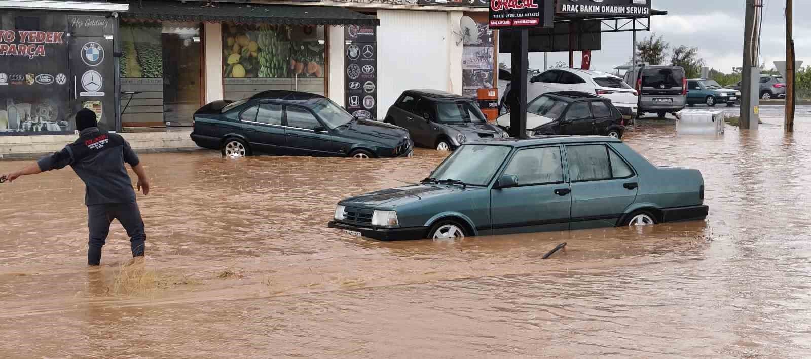 Silifke'de sağanak sele dönüştü, araçlar su içinde kaldı
