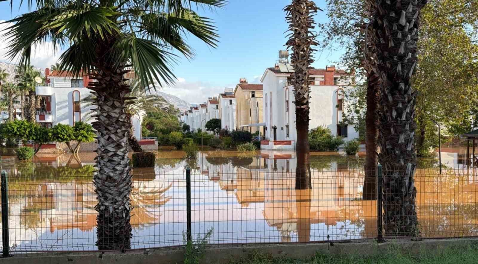 Silifke'de sitelerin bahçeleri sular altında kaldı