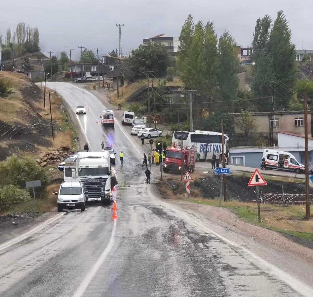 Şırnak'ta otobüs ile tır çarpıştı: 15 yaralı