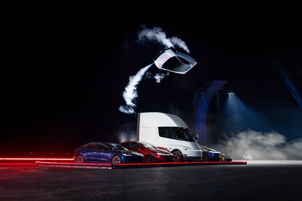 Tesla yeni nesil otomobili Roadster'ı tanıttı: Rampada tırmandıktan sonra havada süzülerek zemine indi