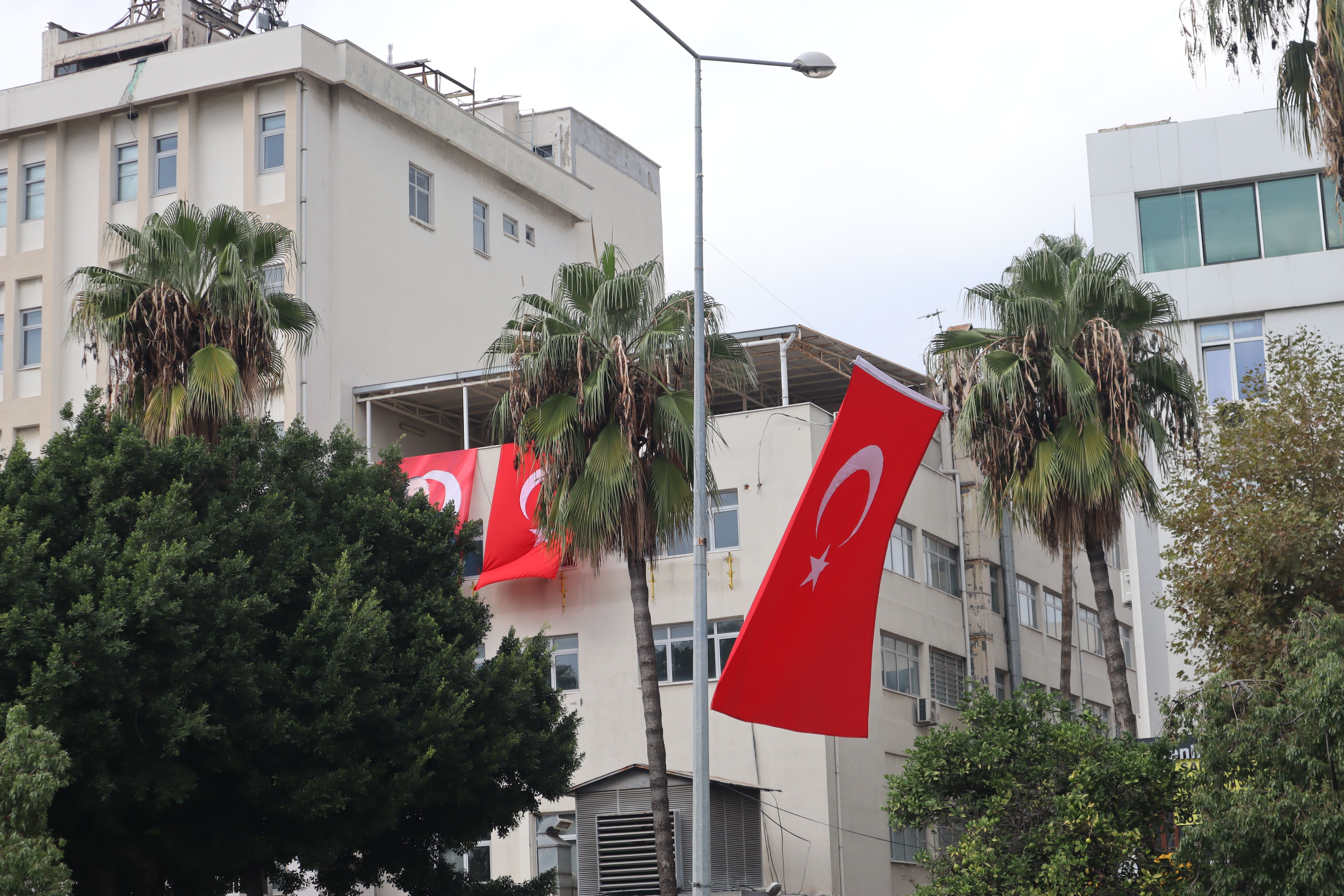 Mersin’de Cumhuriyet Bayramı coşkusu başladı: Sokaklar ve caddeler Türk bayraklarıyla donatıldı