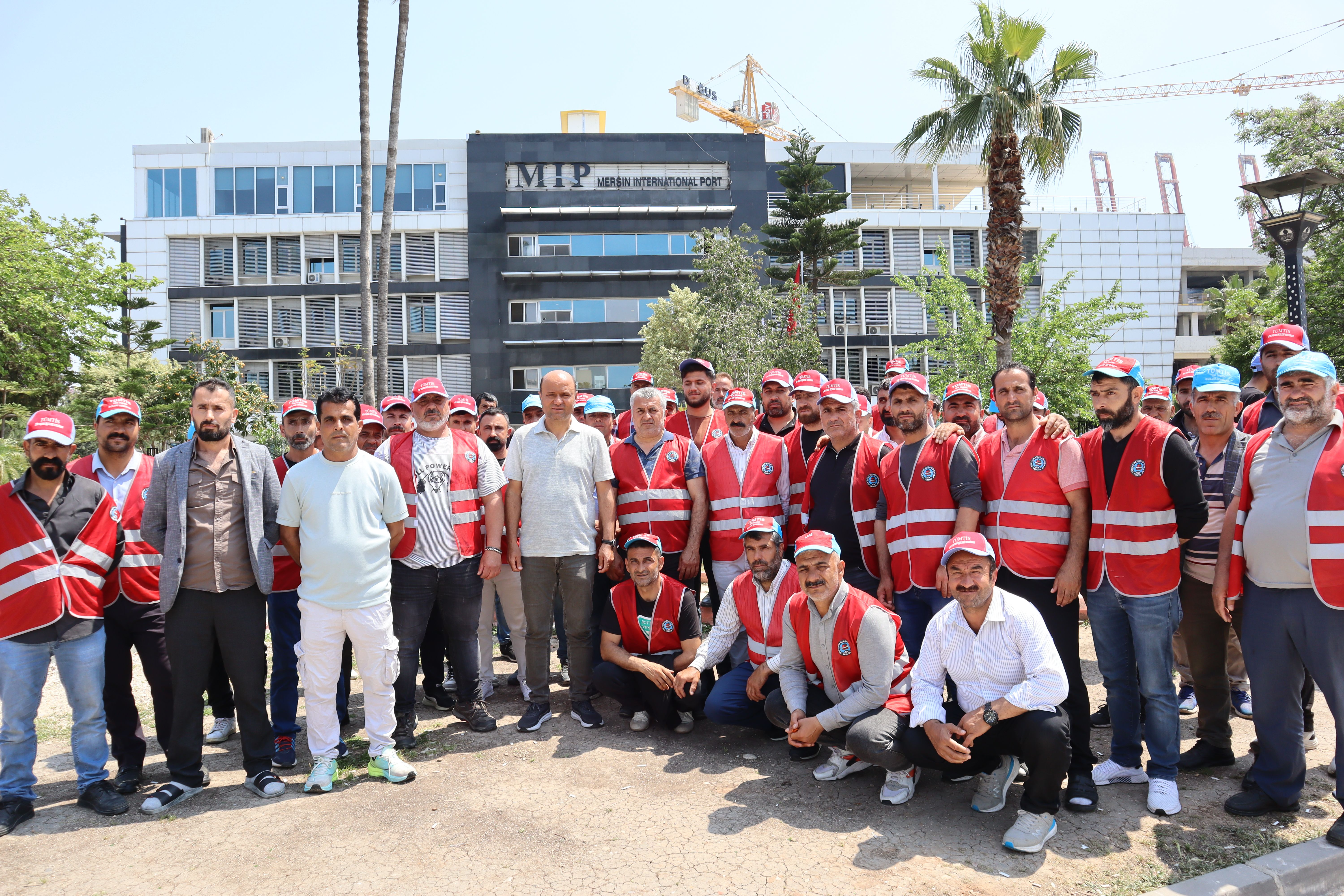 Mersin Limanı direnişinde 290 gün sonra sonuç: 50 işçi limanda işbaşı yaptı, tazminat süreci sürüyor